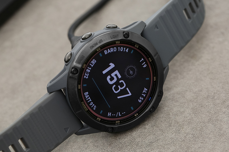 Đồng hồ thông minh Garmin Fenix 6 Pro Solar có kiểu dáng thể thao